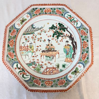An unusual large octagonal Chinese famille verte dish with a lady playing the qin — 照片 1