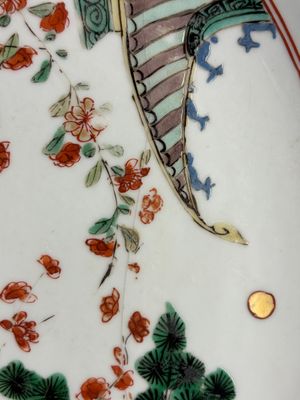 An unusual large octagonal Chinese famille verte dish with a lady playing the qin — 照片 29