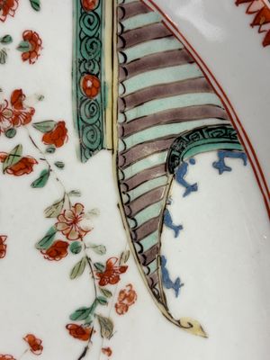 An unusual large octagonal Chinese famille verte dish with a lady playing the qin — 照片 30