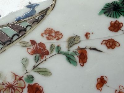 An unusual large octagonal Chinese famille verte dish with a lady playing the qin — 照片 31