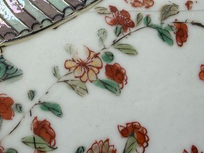 An unusual large octagonal Chinese famille verte dish with a lady playing the qin — 照片 32