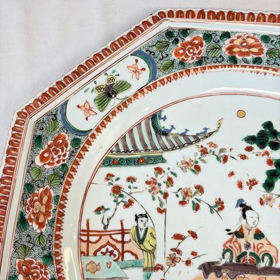 An unusual large octagonal Chinese famille verte dish with a lady playing the qin — 照片 2