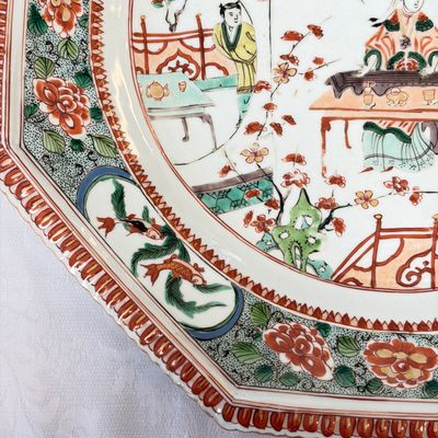 An unusual large octagonal Chinese famille verte dish with a lady playing the qin — 照片 3