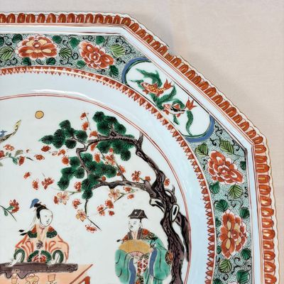An unusual large octagonal Chinese famille verte dish with a lady playing the qin — 照片 4