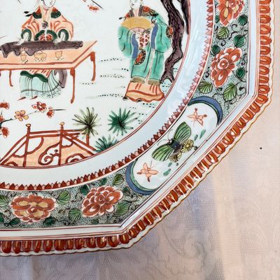 An unusual large octagonal Chinese famille verte dish with a lady playing the qin — 照片 5
