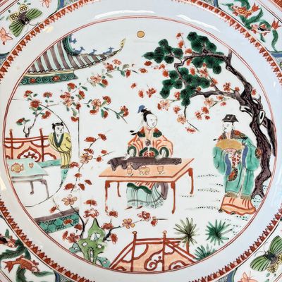 An unusual large octagonal Chinese famille verte dish with a lady playing the qin — 照片 6