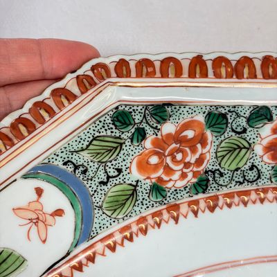 An unusual large octagonal Chinese famille verte dish with a lady playing the qin — 照片 8