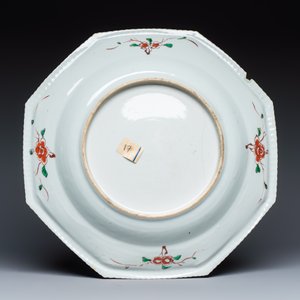 An unusual large octagonal Chinese famille verte dish with a lady playing the qin — 照片 2