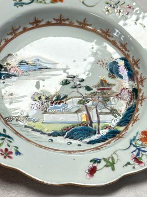 Four Chinese famille rose 'Riverscape' plates — 照片 17