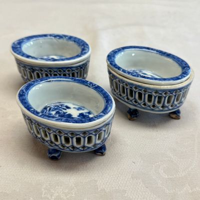 Three Chinese blue and white reticulated salts after European silver models — foto 1