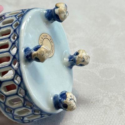 Three Chinese blue and white reticulated salts after European silver models — foto 12