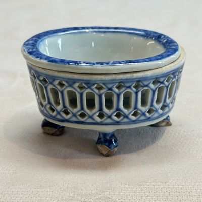 Three Chinese blue and white reticulated salts after European silver models — foto 14