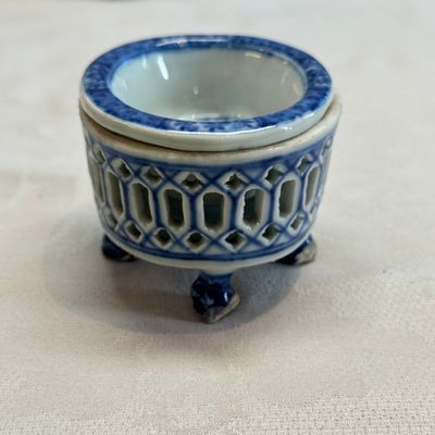 Three Chinese blue and white reticulated salts after European silver models — foto 15