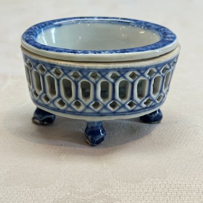 Three Chinese blue and white reticulated salts after European silver models — foto 16