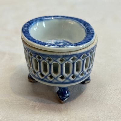 Three Chinese blue and white reticulated salts after European silver models — foto 17