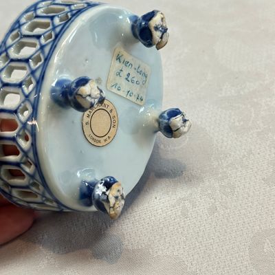 Three Chinese blue and white reticulated salts after European silver models — foto 20