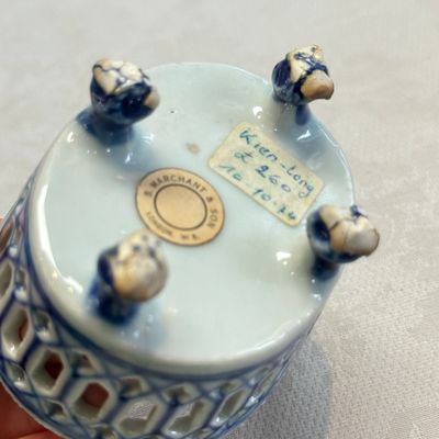 Three Chinese blue and white reticulated salts after European silver models — foto 21