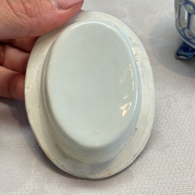 Three Chinese blue and white reticulated salts after European silver models — foto 22