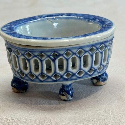 Three Chinese blue and white reticulated salts after European silver models — foto 24