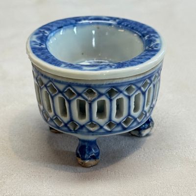 Three Chinese blue and white reticulated salts after European silver models — foto 25