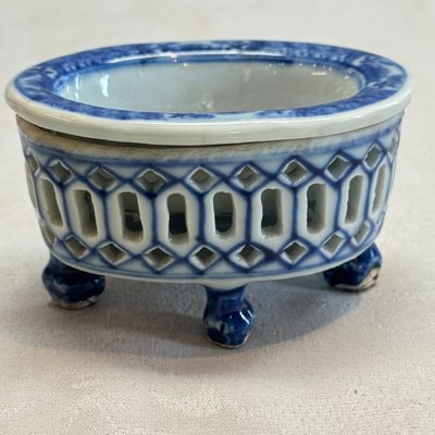 Three Chinese blue and white reticulated salts after European silver models — foto 26