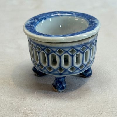 Three Chinese blue and white reticulated salts after European silver models — foto 27