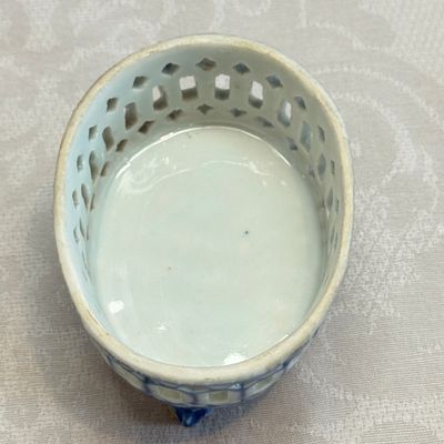 Three Chinese blue and white reticulated salts after European silver models — foto 29