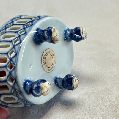 Three Chinese blue and white reticulated salts after European silver models — foto 30