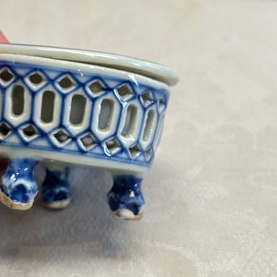 Three Chinese blue and white reticulated salts after European silver models — foto 3