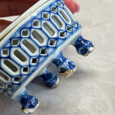 Three Chinese blue and white reticulated salts after European silver models — foto 4