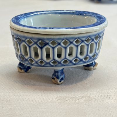 Three Chinese blue and white reticulated salts after European silver models — foto 5