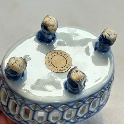 Three Chinese blue and white reticulated salts after European silver models — foto 31