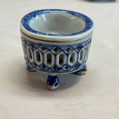 Three Chinese blue and white reticulated salts after European silver models — foto 6