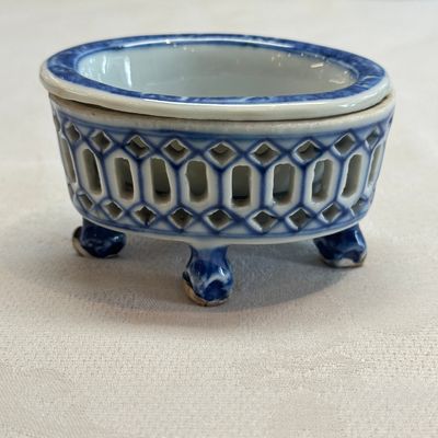 Three Chinese blue and white reticulated salts after European silver models — foto 7