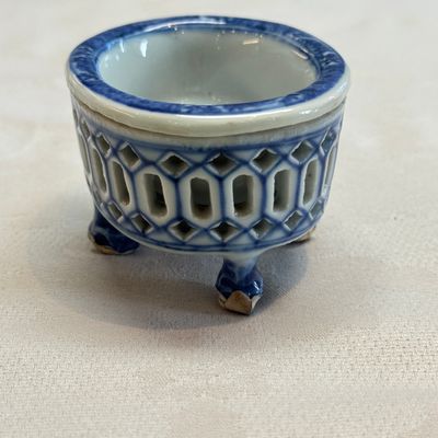 Three Chinese blue and white reticulated salts after European silver models — foto 8