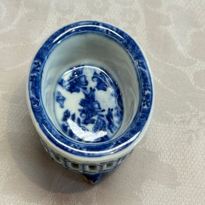 Three Chinese blue and white reticulated salts after European silver models — foto 9