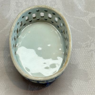 Three Chinese blue and white reticulated salts after European silver models — foto 10