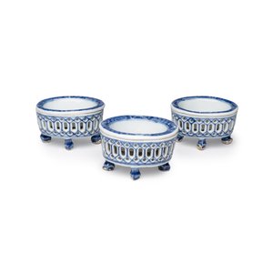 Three Chinese blue and white reticulated salts after European silver models — foto 1