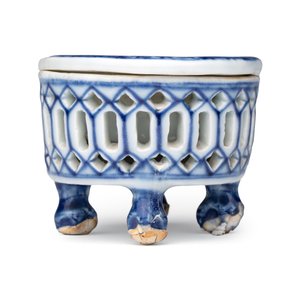Three Chinese blue and white reticulated salts after European silver models — foto 11