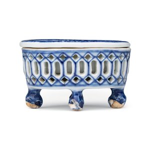 Three Chinese blue and white reticulated salts after European silver models — foto 12