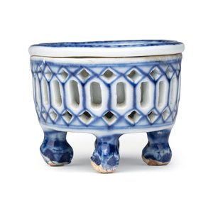 Three Chinese blue and white reticulated salts after European silver models — foto 13