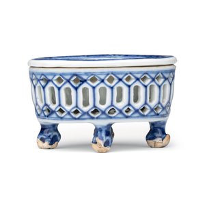 Three Chinese blue and white reticulated salts after European silver models — foto 18