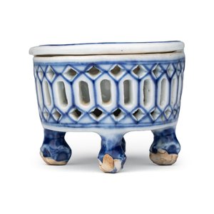 Three Chinese blue and white reticulated salts after European silver models — foto 19