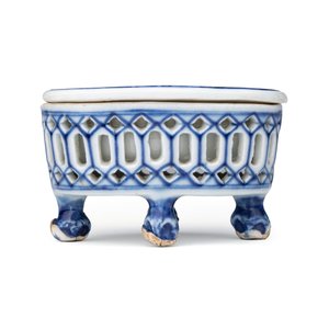 Three Chinese blue and white reticulated salts after European silver models — foto 20