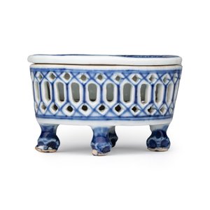 Three Chinese blue and white reticulated salts after European silver models — foto 2