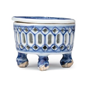 Three Chinese blue and white reticulated salts after European silver models — foto 21
