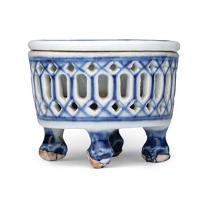 Three Chinese blue and white reticulated salts after European silver models — foto 5