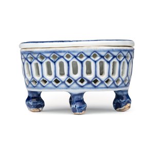 Three Chinese blue and white reticulated salts after European silver models — foto 10