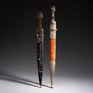 Two Caucasian Kindjal daggers with horn hilts, one with a gilt-iron-mounted leather scabbard and one with a metal-mounted velvet scabbard — 照片 1