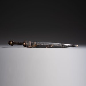 Two Caucasian Kindjal daggers with horn hilts, one with a gilt-iron-mounted leather scabbard and one with a metal-mounted velvet scabbard — 照片 2